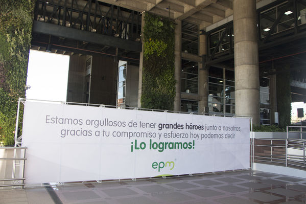 Homenaje a trabajadores de la Central Guatapé
Homenaje a trabajadores de la Central Guatapé
Fecha: Junio 27 de 2016
Para descargar esta fotografía en alta resolución, haga clic sobre la imagen hasta que la misma se despliegue en la pantalla completa; luego dé clic derecho y elija la opción "guardar imagen como". 
En caso de publicación por cualquier medio, solicitamos acompañarla del crédito: "Foto EPM"
Palabras clave: Homenaje trabajadores Central Guatapé