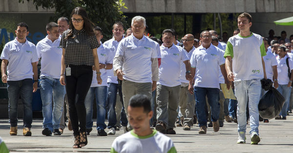 Homenaje a trabajadores de la Central Guatapé
Homenaje a trabajadores de la Central Guatapé
Fecha: Junio 27 de 2016
Para descargar esta fotografía en alta resolución, haga clic sobre la imagen hasta que la misma se despliegue en la pantalla completa; luego dé clic derecho y elija la opción "guardar imagen como". 
En caso de publicación por cualquier medio, solicitamos acompañarla del crédito: "Foto EPM"
Palabras clave: Homenaje trabajadores Central Guatapé