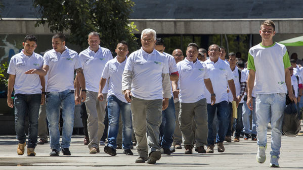 Homenaje a trabajadores de la Central Guatapé
Homenaje a trabajadores de la Central Guatapé
Fecha: Junio 27 de 2016
Para descargar esta fotografía en alta resolución, haga clic sobre la imagen hasta que la misma se despliegue en la pantalla completa; luego dé clic derecho y elija la opción "guardar imagen como". 
En caso de publicación por cualquier medio, solicitamos acompañarla del crédito: "Foto EPM"
Palabras clave: Homenaje trabajadores Central Guatapé