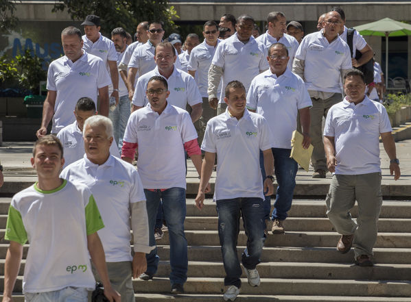 Homenaje a trabajadores de la Central Guatapé
Homenaje a trabajadores de la Central Guatapé
Fecha: Junio 27 de 2016
Para descargar esta fotografía en alta resolución, haga clic sobre la imagen hasta que la misma se despliegue en la pantalla completa; luego dé clic derecho y elija la opción "guardar imagen como". 
En caso de publicación por cualquier medio, solicitamos acompañarla del crédito: "Foto EPM"
Palabras clave: Homenaje trabajadores Central Guatapé