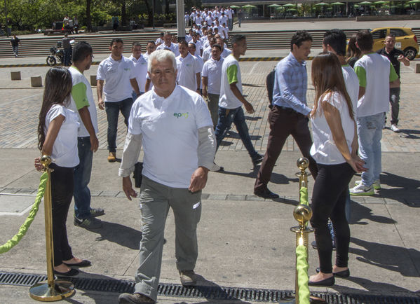 Homenaje a trabajadores de la Central Guatapé
Homenaje a trabajadores de la Central Guatapé
Fecha: Junio 27 de 2016
Para descargar esta fotografía en alta resolución, haga clic sobre la imagen hasta que la misma se despliegue en la pantalla completa; luego dé clic derecho y elija la opción "guardar imagen como". 
En caso de publicación por cualquier medio, solicitamos acompañarla del crédito: "Foto EPM"
Palabras clave: Homenaje trabajadores Central Guatapé