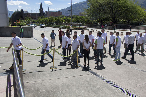 Homenaje a trabajadores de la Central Guatapé
Homenaje a trabajadores de la Central Guatapé
Fecha: Junio 27 de 2016
Para descargar esta fotografía en alta resolución, haga clic sobre la imagen hasta que la misma se despliegue en la pantalla completa; luego dé clic derecho y elija la opción "guardar imagen como". 
En caso de publicación por cualquier medio, solicitamos acompañarla del crédito: "Foto EPM"
Palabras clave: Homenaje trabajadores Central Guatapé