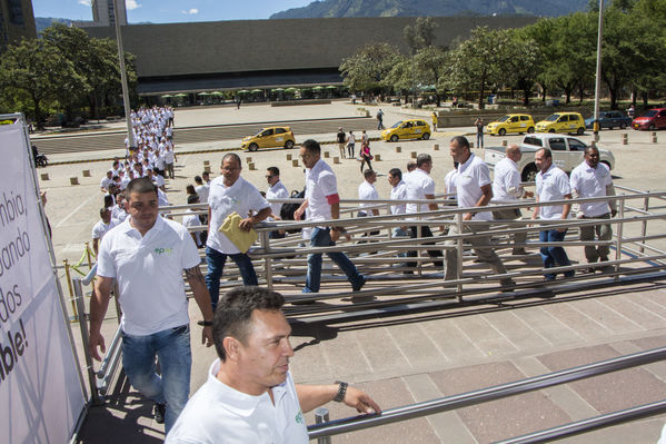 Homenaje a trabajadores de la Central Guatapé
Homenaje a trabajadores de la Central Guatapé
Fecha: Junio 27 de 2016
Para descargar esta fotografía en alta resolución, haga clic sobre la imagen hasta que la misma se despliegue en la pantalla completa; luego dé clic derecho y elija la opción "guardar imagen como". 
En caso de publicación por cualquier medio, solicitamos acompañarla del crédito: "Foto EPM"
Palabras clave: Homenaje trabajadores Central Guatapé