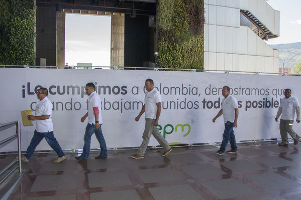 Homenaje a trabajadores de la Central Guatapé
Homenaje a trabajadores de la Central Guatapé
Fecha: Junio 27 de 2016
Para descargar esta fotografía en alta resolución, haga clic sobre la imagen hasta que la misma se despliegue en la pantalla completa; luego dé clic derecho y elija la opción "guardar imagen como". 
En caso de publicación por cualquier medio, solicitamos acompañarla del crédito: "Foto EPM"
Palabras clave: Homenaje trabajadores Central Guatapé