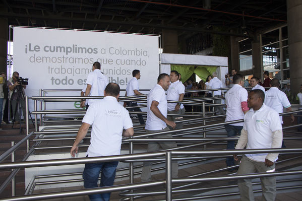 Homenaje a trabajadores de la Central Guatapé
Homenaje a trabajadores de la Central Guatapé
Fecha: Junio 27 de 2016
Para descargar esta fotografía en alta resolución, haga clic sobre la imagen hasta que la misma se despliegue en la pantalla completa; luego dé clic derecho y elija la opción "guardar imagen como". 
En caso de publicación por cualquier medio, solicitamos acompañarla del crédito: "Foto EPM"
Palabras clave: Homenaje trabajadores Central Guatapé