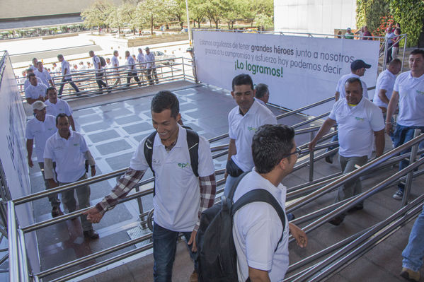 Homenaje a trabajadores de la Central Guatapé
Homenaje a trabajadores de la Central Guatapé
Fecha: Junio 27 de 2016
Para descargar esta fotografía en alta resolución, haga clic sobre la imagen hasta que la misma se despliegue en la pantalla completa; luego dé clic derecho y elija la opción "guardar imagen como". 
En caso de publicación por cualquier medio, solicitamos acompañarla del crédito: "Foto EPM"
Palabras clave: Homenaje trabajadores Central Guatapé