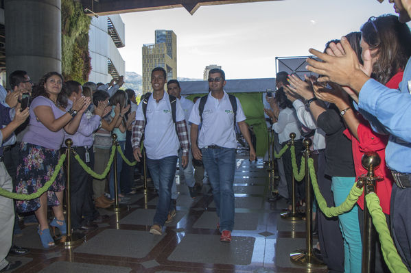 Homenaje a trabajadores de la Central Guatapé
Homenaje a trabajadores de la Central Guatapé
Fecha: Junio 27 de 2016
Para descargar esta fotografía en alta resolución, haga clic sobre la imagen hasta que la misma se despliegue en la pantalla completa; luego dé clic derecho y elija la opción "guardar imagen como". 
En caso de publicación por cualquier medio, solicitamos acompañarla del crédito: "Foto EPM"
Palabras clave: Homenaje trabajadores Central Guatapé
