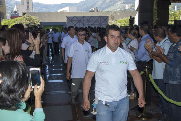 Homenaje a trabajadores de la Central Guatapé
Homenaje a trabajadores de la Central Guatapé
Fecha: Junio 27 de 2016
Para descargar esta fotografía en alta resolución, haga clic sobre la imagen hasta que la misma se despliegue en la pantalla completa; luego dé clic derecho y elija la opción "guardar imagen como". 
En caso de publicación por cualquier medio, solicitamos acompañarla del crédito: "Foto EPM"
Palabras clave: Homenaje trabajadores Central Guatapé