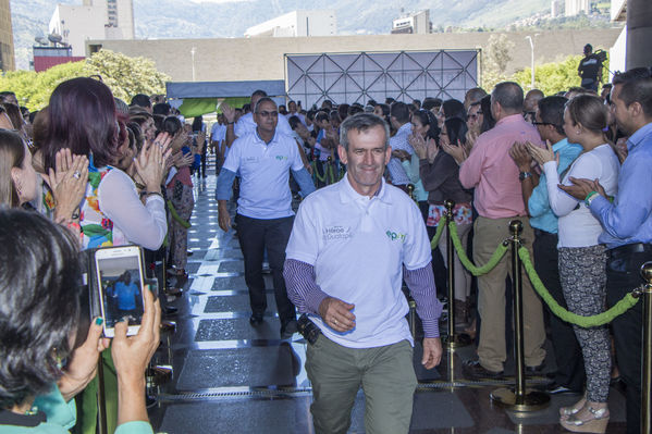 Homenaje a trabajadores de la Central Guatapé
Homenaje a trabajadores de la Central Guatapé
Fecha: Junio 27 de 2016
Para descargar esta fotografía en alta resolución, haga clic sobre la imagen hasta que la misma se despliegue en la pantalla completa; luego dé clic derecho y elija la opción "guardar imagen como". 
En caso de publicación por cualquier medio, solicitamos acompañarla del crédito: "Foto EPM"
Palabras clave: Homenaje trabajadores Central Guatapé