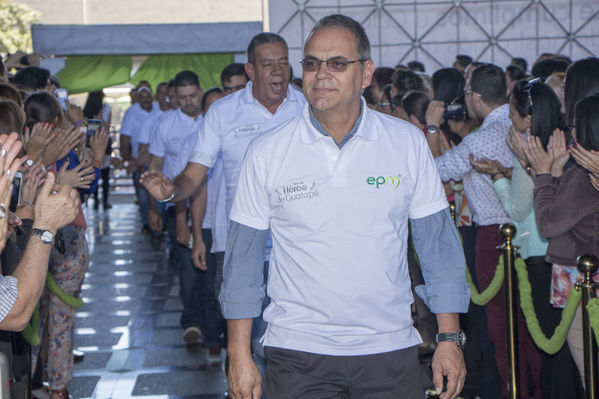 Homenaje a trabajadores de la Central Guatapé
Homenaje a trabajadores de la Central Guatapé
Fecha: Junio 27 de 2016
Para descargar esta fotografía en alta resolución, haga clic sobre la imagen hasta que la misma se despliegue en la pantalla completa; luego dé clic derecho y elija la opción "guardar imagen como". 
En caso de publicación por cualquier medio, solicitamos acompañarla del crédito: "Foto EPM"
Palabras clave: Homenaje trabajadores Central Guatapé