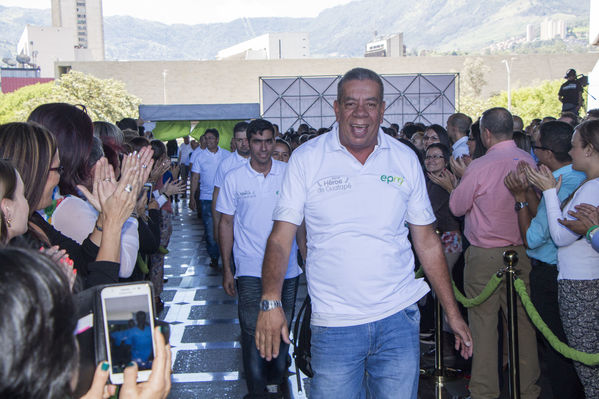 Homenaje a trabajadores de la Central Guatapé
Homenaje a trabajadores de la Central Guatapé
Fecha: Junio 27 de 2016
Para descargar esta fotografía en alta resolución, haga clic sobre la imagen hasta que la misma se despliegue en la pantalla completa; luego dé clic derecho y elija la opción "guardar imagen como". 
En caso de publicación por cualquier medio, solicitamos acompañarla del crédito: "Foto EPM"
Palabras clave: Homenaje trabajadores Central Guatapé