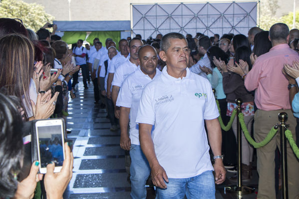 Homenaje a trabajadores de la Central Guatapé
Homenaje a trabajadores de la Central Guatapé
Fecha: Junio 27 de 2016
Para descargar esta fotografía en alta resolución, haga clic sobre la imagen hasta que la misma se despliegue en la pantalla completa; luego dé clic derecho y elija la opción "guardar imagen como". 
En caso de publicación por cualquier medio, solicitamos acompañarla del crédito: "Foto EPM"
Palabras clave: Homenaje trabajadores Central Guatapé