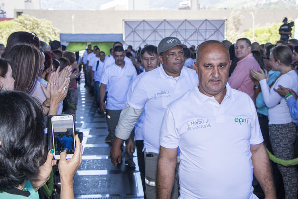 Homenaje a trabajadores de la Central Guatapé
Homenaje a trabajadores de la Central Guatapé
Fecha: Junio 27 de 2016
Para descargar esta fotografía en alta resolución, haga clic sobre la imagen hasta que la misma se despliegue en la pantalla completa; luego dé clic derecho y elija la opción "guardar imagen como". 
En caso de publicación por cualquier medio, solicitamos acompañarla del crédito: "Foto EPM"
Palabras clave: Homenaje trabajadores Central Guatapé
