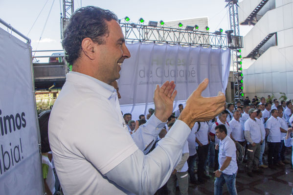 Homenaje a trabajadores de la Central Guatapé
Homenaje a trabajadores de la Central Guatapé
Fecha: Junio 27 de 2016
Para descargar esta fotografía en alta resolución, haga clic sobre la imagen hasta que la misma se despliegue en la pantalla completa; luego dé clic derecho y elija la opción "guardar imagen como". 
En caso de publicación por cualquier medio, solicitamos acompañarla del crédito: "Foto EPM"
Palabras clave: Homenaje trabajadores Central Guatapé