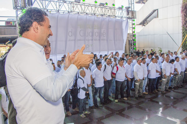 Homenaje a trabajadores de la Central Guatapé
Homenaje a trabajadores de la Central Guatapé
Fecha: Junio 27 de 2016
Para descargar esta fotografía en alta resolución, haga clic sobre la imagen hasta que la misma se despliegue en la pantalla completa; luego dé clic derecho y elija la opción "guardar imagen como". 
En caso de publicación por cualquier medio, solicitamos acompañarla del crédito: "Foto EPM"
Palabras clave: Homenaje trabajadores Central Guatapé