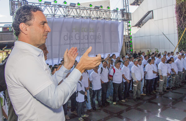 Homenaje a trabajadores de la Central Guatapé
Homenaje a trabajadores de la Central Guatapé
Fecha: Junio 27 de 2016
Para descargar esta fotografía en alta resolución, haga clic sobre la imagen hasta que la misma se despliegue en la pantalla completa; luego dé clic derecho y elija la opción "guardar imagen como". 
En caso de publicación por cualquier medio, solicitamos acompañarla del crédito: "Foto EPM"
Palabras clave: Homenaje trabajadores Central Guatapé