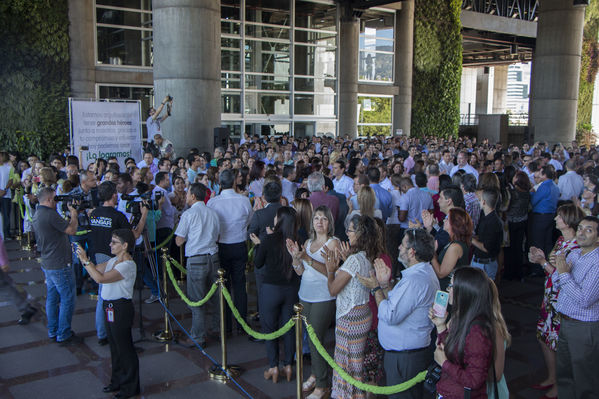 Homenaje a trabajadores de la Central Guatapé
Homenaje a trabajadores de la Central Guatapé
Fecha: Junio 27 de 2016
Para descargar esta fotografía en alta resolución, haga clic sobre la imagen hasta que la misma se despliegue en la pantalla completa; luego dé clic derecho y elija la opción "guardar imagen como". 
En caso de publicación por cualquier medio, solicitamos acompañarla del crédito: "Foto EPM"
Palabras clave: Homenaje trabajadores Central Guatapé