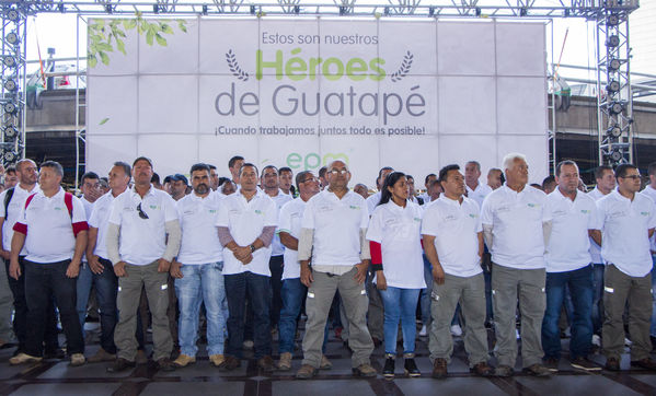 Homenaje a trabajadores de la Central Guatapé
Homenaje a trabajadores de la Central Guatapé
Fecha: Junio 27 de 2016
Para descargar esta fotografía en alta resolución, haga clic sobre la imagen hasta que la misma se despliegue en la pantalla completa; luego dé clic derecho y elija la opción "guardar imagen como". 
En caso de publicación por cualquier medio, solicitamos acompañarla del crédito: "Foto EPM"
Palabras clave: Homenaje trabajadores Central Guatapé