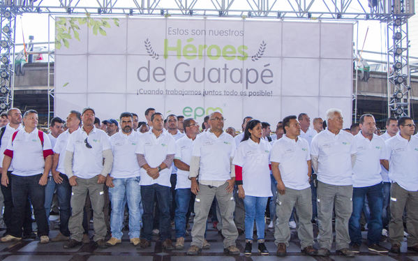 Homenaje a trabajadores de la Central Guatapé
Homenaje a trabajadores de la Central Guatapé
Fecha: Junio 27 de 2016
Para descargar esta fotografía en alta resolución, haga clic sobre la imagen hasta que la misma se despliegue en la pantalla completa; luego dé clic derecho y elija la opción "guardar imagen como". 
En caso de publicación por cualquier medio, solicitamos acompañarla del crédito: "Foto EPM"
Palabras clave: Homenaje trabajadores Central Guatapé