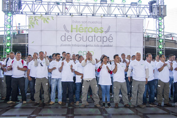 Homenaje a trabajadores de la Central Guatapé
Homenaje a trabajadores de la Central Guatapé
Fecha: Junio 27 de 2016
Para descargar esta fotografía en alta resolución, haga clic sobre la imagen hasta que la misma se despliegue en la pantalla completa; luego dé clic derecho y elija la opción "guardar imagen como". 
En caso de publicación por cualquier medio, solicitamos acompañarla del crédito: "Foto EPM"
Palabras clave: Homenaje trabajadores Central Guatapé