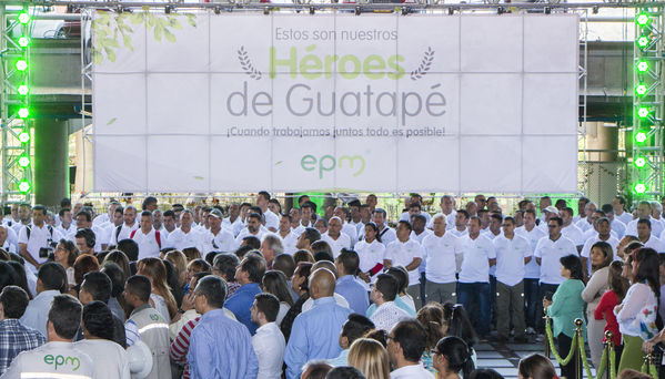 Homenaje a trabajadores de la Central Guatapé
Homenaje a trabajadores de la Central Guatapé
Fecha: Junio 27 de 2016
Para descargar esta fotografía en alta resolución, haga clic sobre la imagen hasta que la misma se despliegue en la pantalla completa; luego dé clic derecho y elija la opción "guardar imagen como". 
En caso de publicación por cualquier medio, solicitamos acompañarla del crédito: "Foto EPM"
Palabras clave: Homenaje trabajadores Central Guatapé