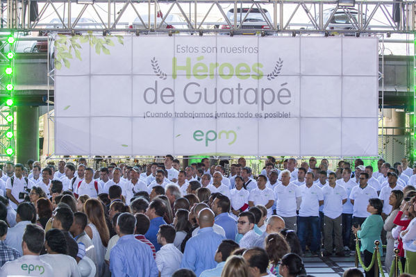 Homenaje a trabajadores de la Central Guatapé
Homenaje a trabajadores de la Central Guatapé
Fecha: Junio 27 de 2016
Para descargar esta fotografía en alta resolución, haga clic sobre la imagen hasta que la misma se despliegue en la pantalla completa; luego dé clic derecho y elija la opción "guardar imagen como". 
En caso de publicación por cualquier medio, solicitamos acompañarla del crédito: "Foto EPM"
Palabras clave: Homenaje trabajadores Central Guatapé