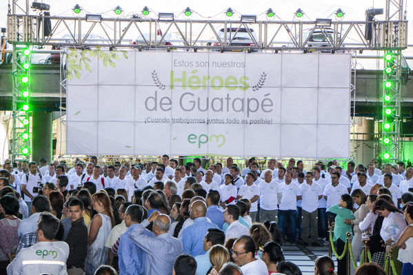 Homenaje a trabajadores de la Central Guatapé
Homenaje a trabajadores de la Central Guatapé
Fecha: Junio 27 de 2016
Para descargar esta fotografía en alta resolución, haga clic sobre la imagen hasta que la misma se despliegue en la pantalla completa; luego dé clic derecho y elija la opción "guardar imagen como". 
En caso de publicación por cualquier medio, solicitamos acompañarla del crédito: "Foto EPM"
Palabras clave: Homenaje trabajadores Central Guatapé