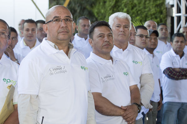 Homenaje a trabajadores de la Central Guatapé
Homenaje a trabajadores de la Central Guatapé
Fecha: Junio 27 de 2016
Para descargar esta fotografía en alta resolución, haga clic sobre la imagen hasta que la misma se despliegue en la pantalla completa; luego dé clic derecho y elija la opción "guardar imagen como". 
En caso de publicación por cualquier medio, solicitamos acompañarla del crédito: "Foto EPM"
Palabras clave: Homenaje trabajadores Central Guatapé