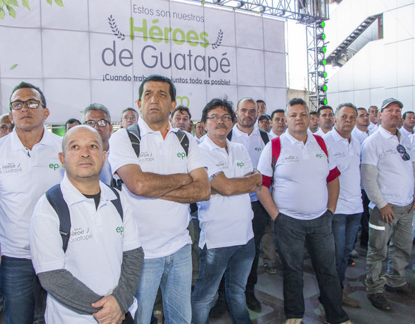 Homenaje a trabajadores de la Central Guatapé
Homenaje a trabajadores de la Central Guatapé
Fecha: Junio 27 de 2016
Para descargar esta fotografía en alta resolución, haga clic sobre la imagen hasta que la misma se despliegue en la pantalla completa; luego dé clic derecho y elija la opción "guardar imagen como". 
En caso de publicación por cualquier medio, solicitamos acompañarla del crédito: "Foto EPM"
Palabras clave: Homenaje trabajadores Central Guatapé