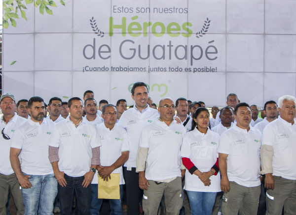 Homenaje a trabajadores de la Central Guatapé
Homenaje a trabajadores de la Central Guatapé
Fecha: Junio 27 de 2016
Para descargar esta fotografía en alta resolución, haga clic sobre la imagen hasta que la misma se despliegue en la pantalla completa; luego dé clic derecho y elija la opción "guardar imagen como". 
En caso de publicación por cualquier medio, solicitamos acompañarla del crédito: "Foto EPM"
Palabras clave: Homenaje trabajadores Central Guatapé