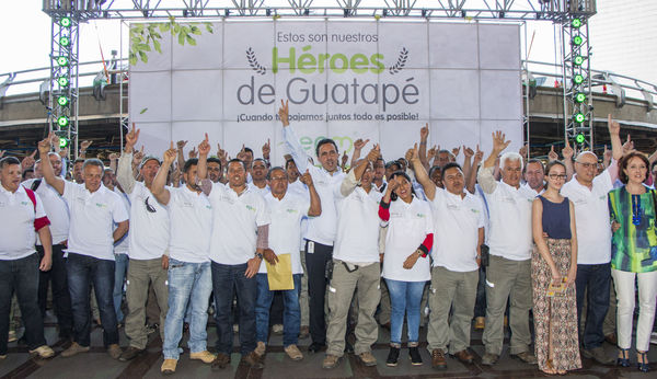 Homenaje a trabajadores de la Central Guatapé
Homenaje a trabajadores de la Central Guatapé
Fecha: Junio 27 de 2016
Para descargar esta fotografía en alta resolución, haga clic sobre la imagen hasta que la misma se despliegue en la pantalla completa; luego dé clic derecho y elija la opción "guardar imagen como". 
En caso de publicación por cualquier medio, solicitamos acompañarla del crédito: "Foto EPM"
Palabras clave: Homenaje trabajadores Central Guatapé
