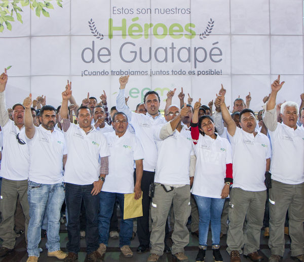 Homenaje a trabajadores de la Central Guatapé
Homenaje a trabajadores de la Central Guatapé
Fecha: Junio 27 de 2016
Para descargar esta fotografía en alta resolución, haga clic sobre la imagen hasta que la misma se despliegue en la pantalla completa; luego dé clic derecho y elija la opción "guardar imagen como". 
En caso de publicación por cualquier medio, solicitamos acompañarla del crédito: "Foto EPM"
Palabras clave: Homenaje trabajadores Central Guatapé