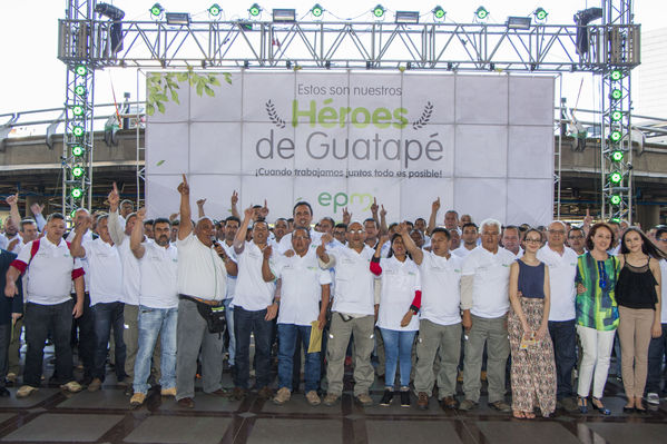 Homenaje a trabajadores de la Central Guatapé
Homenaje a trabajadores de la Central Guatapé
Fecha: Junio 27 de 2016
Para descargar esta fotografía en alta resolución, haga clic sobre la imagen hasta que la misma se despliegue en la pantalla completa; luego dé clic derecho y elija la opción "guardar imagen como". 
En caso de publicación por cualquier medio, solicitamos acompañarla del crédito: "Foto EPM"
Palabras clave: Homenaje trabajadores Central Guatapé