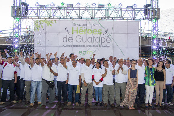 Homenaje a trabajadores de la Central Guatapé
Homenaje a trabajadores de la Central Guatapé
Fecha: Junio 27 de 2016
Para descargar esta fotografía en alta resolución, haga clic sobre la imagen hasta que la misma se despliegue en la pantalla completa; luego dé clic derecho y elija la opción "guardar imagen como". 
En caso de publicación por cualquier medio, solicitamos acompañarla del crédito: "Foto EPM"
Palabras clave: Homenaje trabajadores Central Guatapé