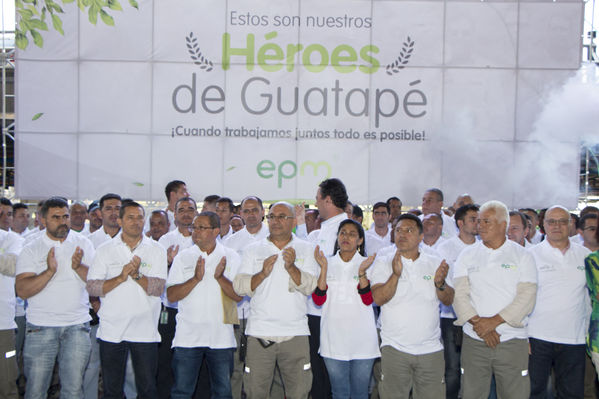 Homenaje a trabajadores de la Central Guatapé
Homenaje a trabajadores de la Central Guatapé
Fecha: Junio 27 de 2016
Para descargar esta fotografía en alta resolución, haga clic sobre la imagen hasta que la misma se despliegue en la pantalla completa; luego dé clic derecho y elija la opción "guardar imagen como". 
En caso de publicación por cualquier medio, solicitamos acompañarla del crédito: "Foto EPM"
Palabras clave: Homenaje trabajadores Central Guatapé