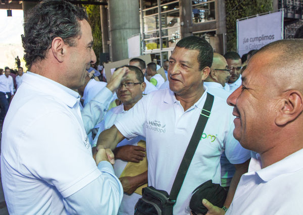Homenaje a trabajadores de la Central Guatapé
Homenaje a trabajadores de la Central Guatapé
Fecha: Junio 27 de 2016
Para descargar esta fotografía en alta resolución, haga clic sobre la imagen hasta que la misma se despliegue en la pantalla completa; luego dé clic derecho y elija la opción "guardar imagen como". 
En caso de publicación por cualquier medio, solicitamos acompañarla del crédito: "Foto EPM"
Palabras clave: Homenaje trabajadores Central Guatapé