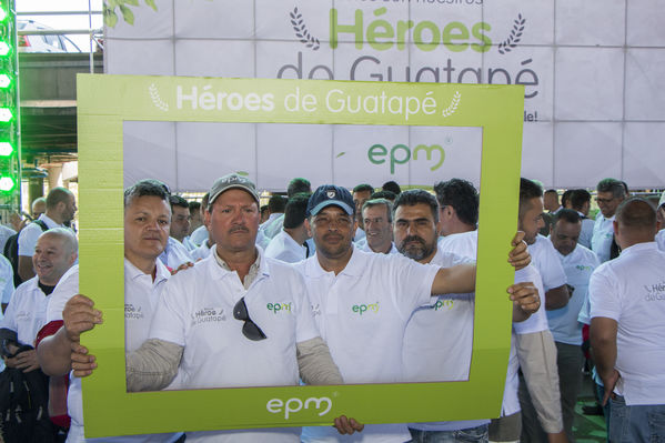 Homenaje a trabajadores de la Central Guatapé
Homenaje a trabajadores de la Central Guatapé
Fecha: Junio 27 de 2016
Para descargar esta fotografía en alta resolución, haga clic sobre la imagen hasta que la misma se despliegue en la pantalla completa; luego dé clic derecho y elija la opción "guardar imagen como". 
En caso de publicación por cualquier medio, solicitamos acompañarla del crédito: "Foto EPM"
Palabras clave: Homenaje trabajadores Central Guatapé