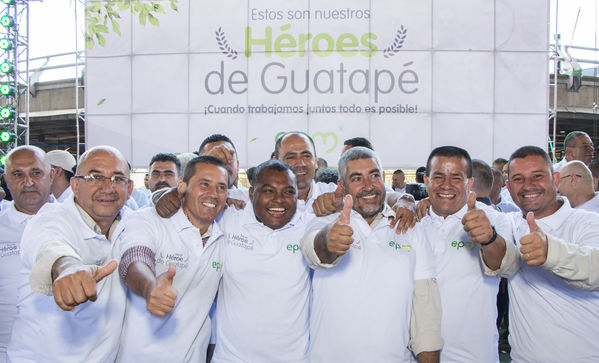 Homenaje a trabajadores de la Central Guatapé
Homenaje a trabajadores de la Central Guatapé
Fecha: Junio 27 de 2016
Para descargar esta fotografía en alta resolución, haga clic sobre la imagen hasta que la misma se despliegue en la pantalla completa; luego dé clic derecho y elija la opción "guardar imagen como". 
En caso de publicación por cualquier medio, solicitamos acompañarla del crédito: "Foto EPM"
Palabras clave: Homenaje trabajadores Central Guatapé