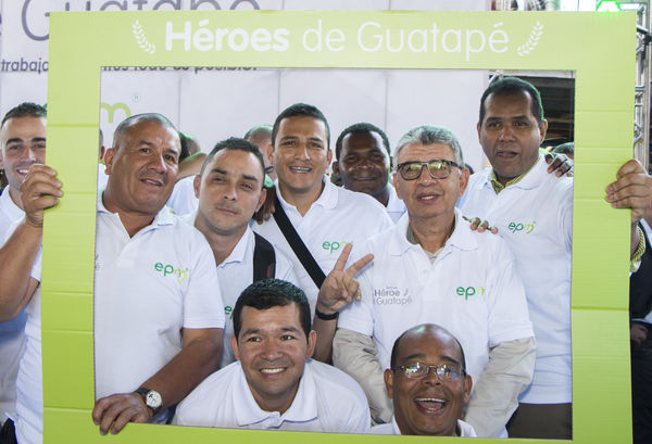 Homenaje a trabajadores de la Central Guatapé
Homenaje a trabajadores de la Central Guatapé
Fecha: Junio 27 de 2016
Para descargar esta fotografía en alta resolución, haga clic sobre la imagen hasta que la misma se despliegue en la pantalla completa; luego dé clic derecho y elija la opción "guardar imagen como". 
En caso de publicación por cualquier medio, solicitamos acompañarla del crédito: "Foto EPM"
Palabras clave: Homenaje trabajadores Central Guatapé