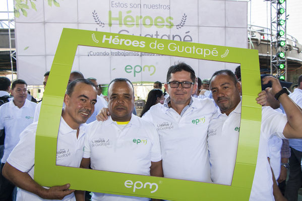 Homenaje a trabajadores de la Central Guatapé
Homenaje a trabajadores de la Central Guatapé
Fecha: Junio 27 de 2016
Para descargar esta fotografía en alta resolución, haga clic sobre la imagen hasta que la misma se despliegue en la pantalla completa; luego dé clic derecho y elija la opción "guardar imagen como". 
En caso de publicación por cualquier medio, solicitamos acompañarla del crédito: "Foto EPM"
Palabras clave: Homenaje trabajadores Central Guatapé