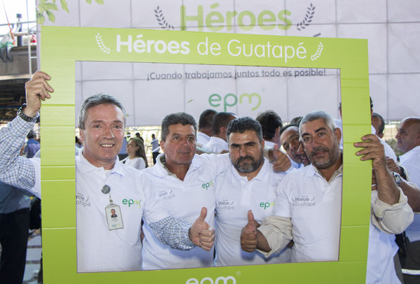 Homenaje a trabajadores de la Central Guatapé
Homenaje a trabajadores de la Central Guatapé
Fecha: Junio 27 de 2016
Para descargar esta fotografía en alta resolución, haga clic sobre la imagen hasta que la misma se despliegue en la pantalla completa; luego dé clic derecho y elija la opción "guardar imagen como". 
En caso de publicación por cualquier medio, solicitamos acompañarla del crédito: "Foto EPM"
Palabras clave: Homenaje trabajadores Central Guatapé