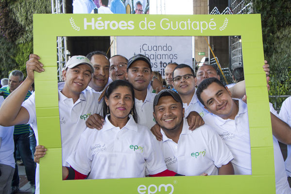 Homenaje a trabajadores de la Central Guatapé
Homenaje a trabajadores de la Central Guatapé
Fecha: Junio 27 de 2016
Para descargar esta fotografía en alta resolución, haga clic sobre la imagen hasta que la misma se despliegue en la pantalla completa; luego dé clic derecho y elija la opción "guardar imagen como". 
En caso de publicación por cualquier medio, solicitamos acompañarla del crédito: "Foto EPM"
Palabras clave: Homenaje trabajadores Central Guatapé