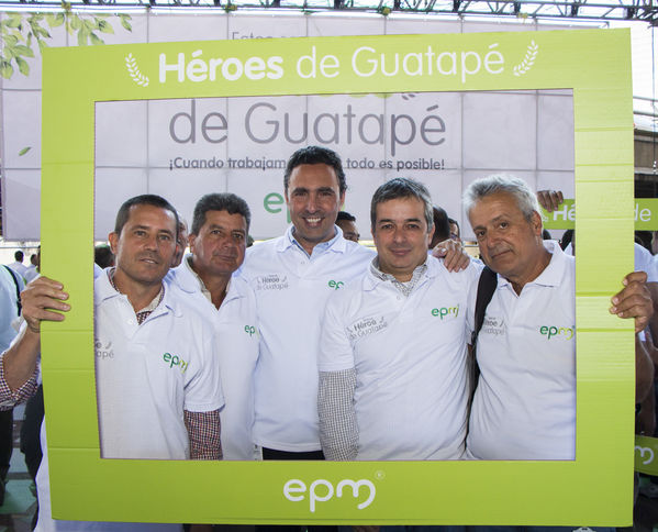 Homenaje a trabajadores de la Central Guatapé
Homenaje a trabajadores de la Central Guatapé
Fecha: Junio 27 de 2016
Para descargar esta fotografía en alta resolución, haga clic sobre la imagen hasta que la misma se despliegue en la pantalla completa; luego dé clic derecho y elija la opción "guardar imagen como". 
En caso de publicación por cualquier medio, solicitamos acompañarla del crédito: "Foto EPM"
Palabras clave: Homenaje trabajadores Central Guatapé