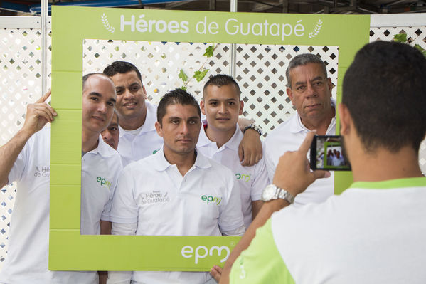 Homenaje a trabajadores de la Central Guatapé
Homenaje a trabajadores de la Central Guatapé
Fecha: Junio 27 de 2016
Para descargar esta fotografía en alta resolución, haga clic sobre la imagen hasta que la misma se despliegue en la pantalla completa; luego dé clic derecho y elija la opción "guardar imagen como". 
En caso de publicación por cualquier medio, solicitamos acompañarla del crédito: "Foto EPM"
Palabras clave: Homenaje trabajadores Central Guatapé