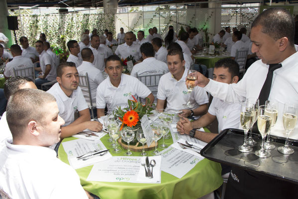 Homenaje a trabajadores de la Central Guatapé
Homenaje a trabajadores de la Central Guatapé
Fecha: Junio 27 de 2016
Para descargar esta fotografía en alta resolución, haga clic sobre la imagen hasta que la misma se despliegue en la pantalla completa; luego dé clic derecho y elija la opción "guardar imagen como". 
En caso de publicación por cualquier medio, solicitamos acompañarla del crédito: "Foto EPM"
Palabras clave: Homenaje trabajadores Central Guatapé