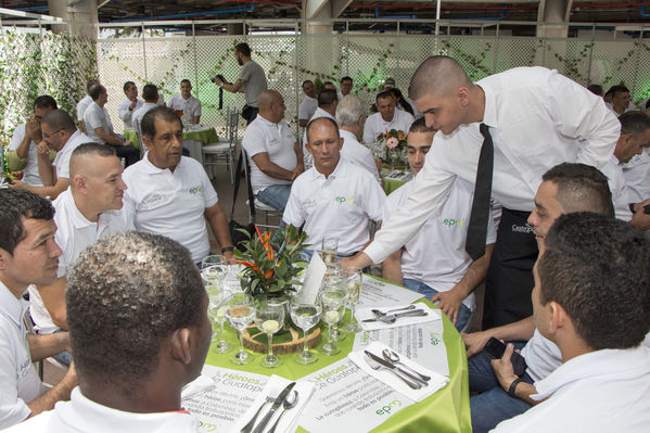 Homenaje a trabajadores de la Central Guatapé
Homenaje a trabajadores de la Central Guatapé
Fecha: Junio 27 de 2016
Para descargar esta fotografía en alta resolución, haga clic sobre la imagen hasta que la misma se despliegue en la pantalla completa; luego dé clic derecho y elija la opción "guardar imagen como". 
En caso de publicación por cualquier medio, solicitamos acompañarla del crédito: "Foto EPM"
Palabras clave: Homenaje trabajadores Central Guatapé