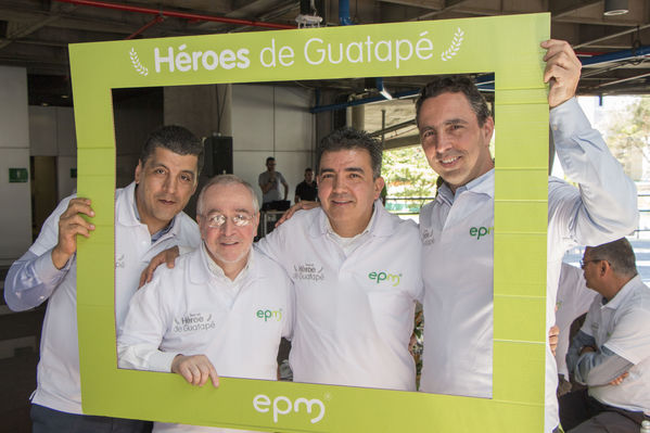 Homenaje a trabajadores de la Central Guatapé
Homenaje a trabajadores de la Central Guatapé
Fecha: Junio 27 de 2016
Para descargar esta fotografía en alta resolución, haga clic sobre la imagen hasta que la misma se despliegue en la pantalla completa; luego dé clic derecho y elija la opción "guardar imagen como". 
En caso de publicación por cualquier medio, solicitamos acompañarla del crédito: "Foto EPM"
Palabras clave: Homenaje trabajadores Central Guatapé