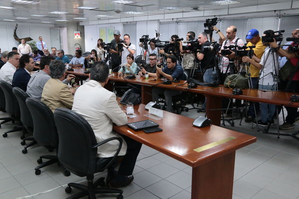 Rueda de prensa contingencia Hidroituango
Rueda de prensa contingencia Hidroituango.  
Fecha: 5 Junio 2018.
Para descargar esta fotografía en alta resolución, haga clic sobre la imagen hasta que la misma se despliegue en la pantalla completa; luego dé clic derecho y elija la opción "guardar imagen como". 
En caso de publicación por cualquier medio, solicitamos acompañarla del crédito: "Foto EPM"
Palabras clave: Rueda de prensa contingencia Hidroituango