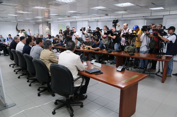 Rueda de prensa contingencia Hidroituango
Rueda de prensa contingencia Hidroituango.  
Fecha: 5 Junio 2018.
Para descargar esta fotografía en alta resolución, haga clic sobre la imagen hasta que la misma se despliegue en la pantalla completa; luego dé clic derecho y elija la opción "guardar imagen como". 
En caso de publicación por cualquier medio, solicitamos acompañarla del crédito: "Foto EPM"
Palabras clave: Rueda de prensa contingencia Hidroituango