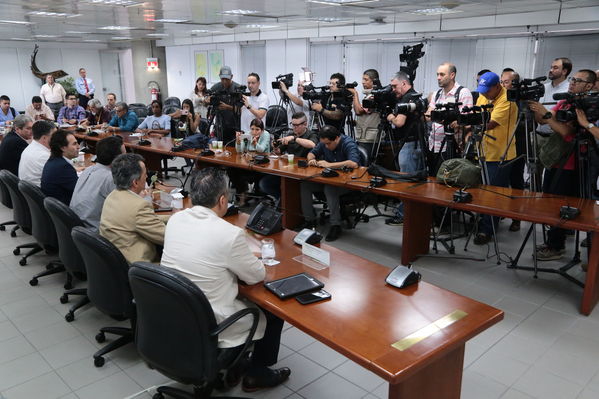 Rueda de prensa contingencia Hidroituango
Rueda de prensa contingencia Hidroituango.  
Fecha: 5 Junio 2018.
Para descargar esta fotografía en alta resolución, haga clic sobre la imagen hasta que la misma se despliegue en la pantalla completa; luego dé clic derecho y elija la opción "guardar imagen como". 
En caso de publicación por cualquier medio, solicitamos acompañarla del crédito: "Foto EPM"
Palabras clave: Rueda de prensa contingencia Hidroituango